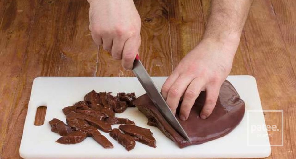 Говяжья печень с шампиньонами и шпинатом - Шаг 3