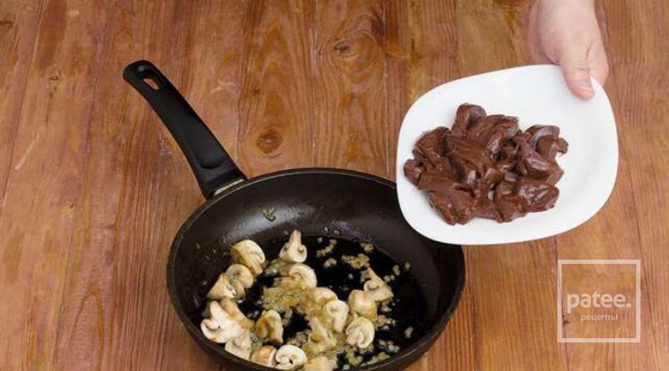 Говяжья печень с шампиньонами и шпинатом - Шаг 6