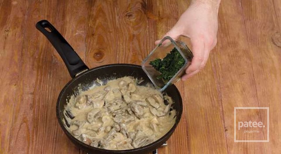 Говяжья печень с шампиньонами и шпинатом - Шаг 8