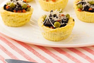 Картофельные «гнезда» с грибами и зеленым горошком