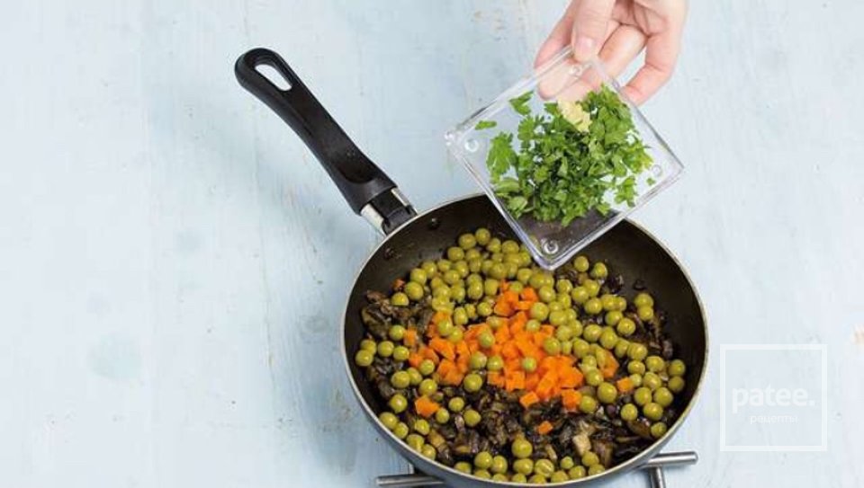 Картофельные «гнезда» с грибами и зеленым горошком - Шаг 7