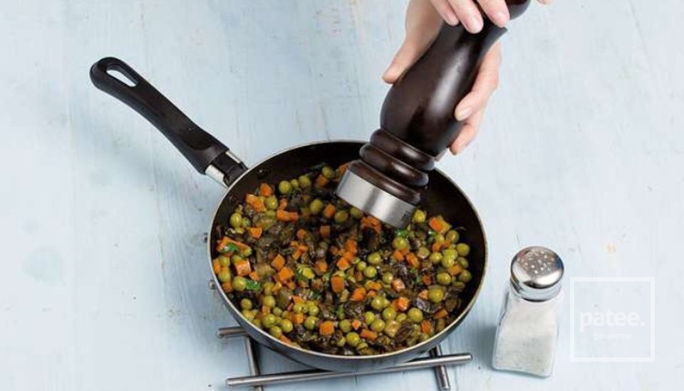 Картофельные «гнезда» с грибами и зеленым горошком - Шаг 8