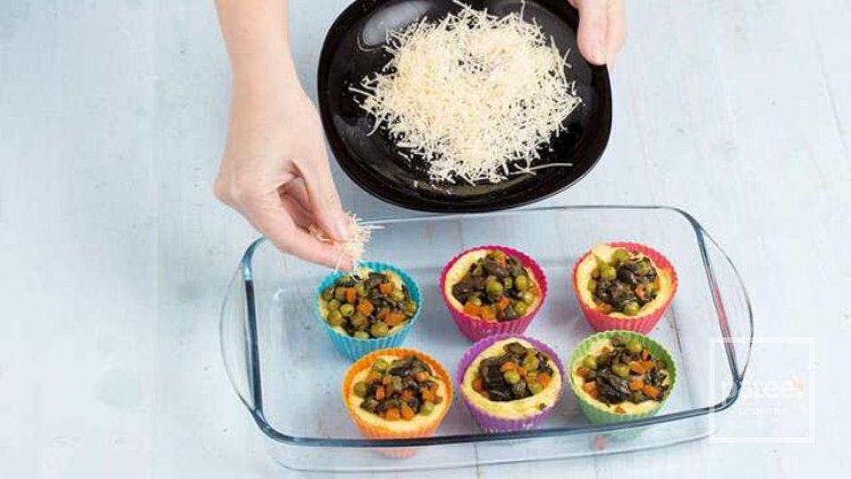 Картофельные «гнезда» с грибами и зеленым горошком - Шаг 9