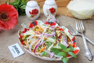 Салат с огурцами, горошком и капустой