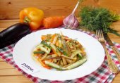 Салат с баклажанами, перцем и огурцами