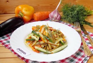 Салат с баклажанами, перцем и огурцами
