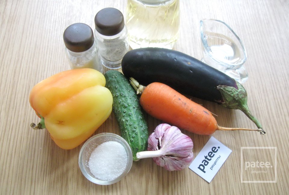 Салат с баклажанами, перцем и огурцами - Шаг 1