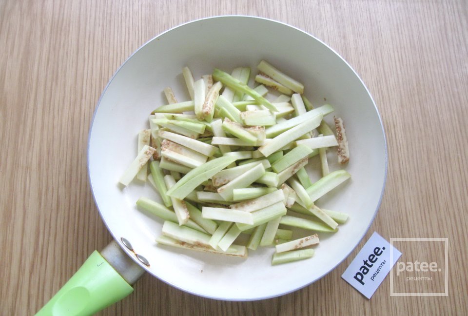 Салат с баклажанами, перцем и огурцами - Шаг 2