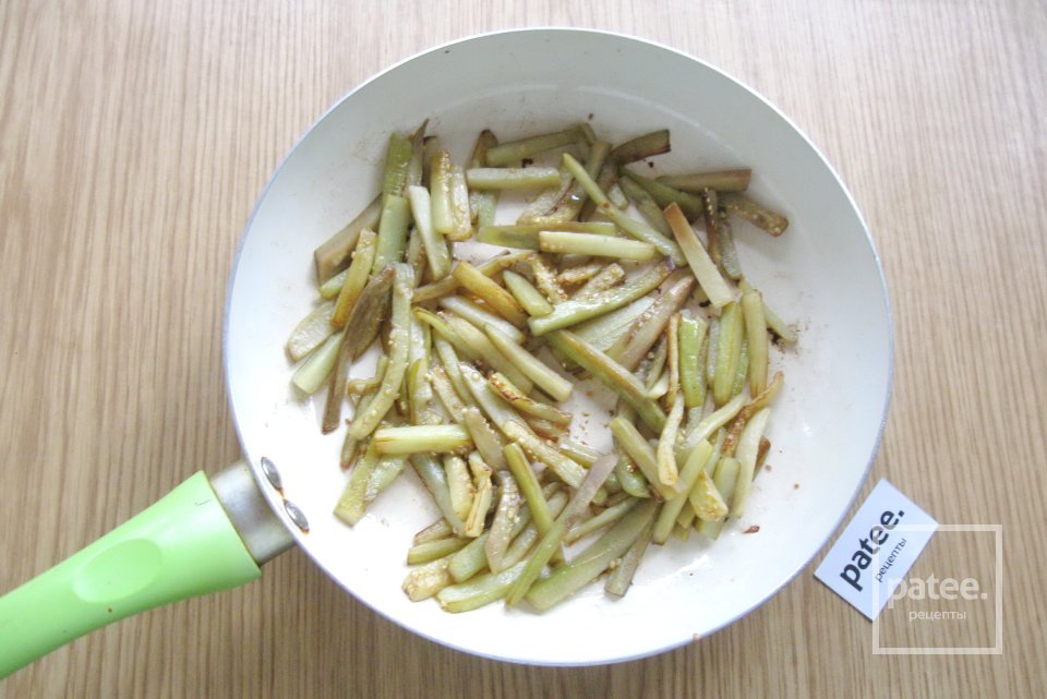 Салат с баклажанами, перцем и огурцами - Шаг 3