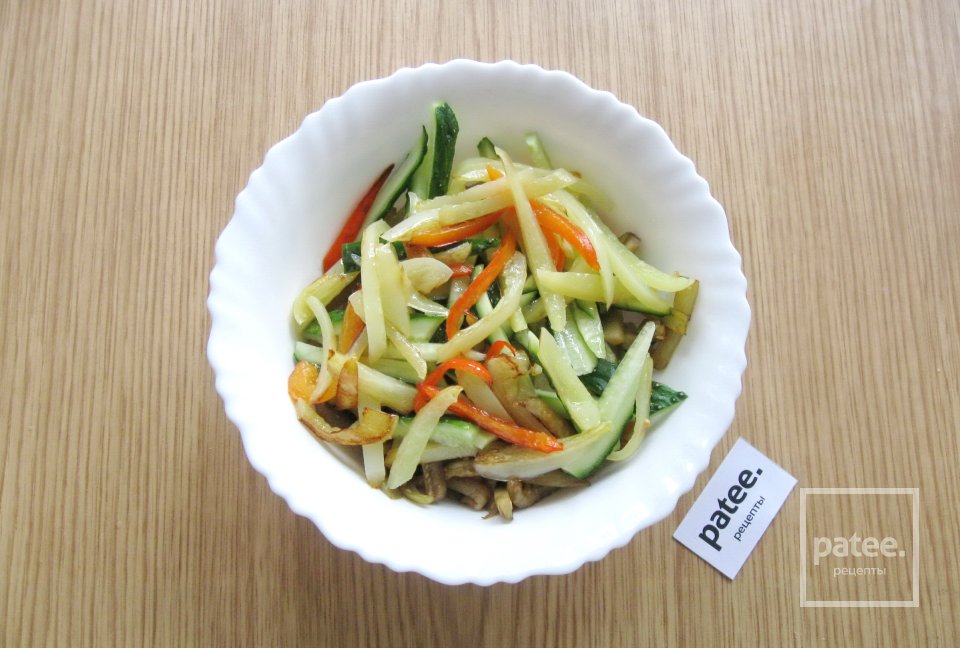 Салат с баклажанами, перцем и огурцами - Шаг 10