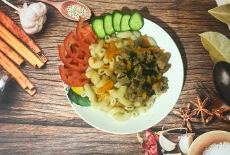 Тушенная свинина с макаронами