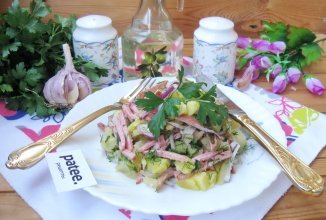 Картофельный салат с копченой колбасой