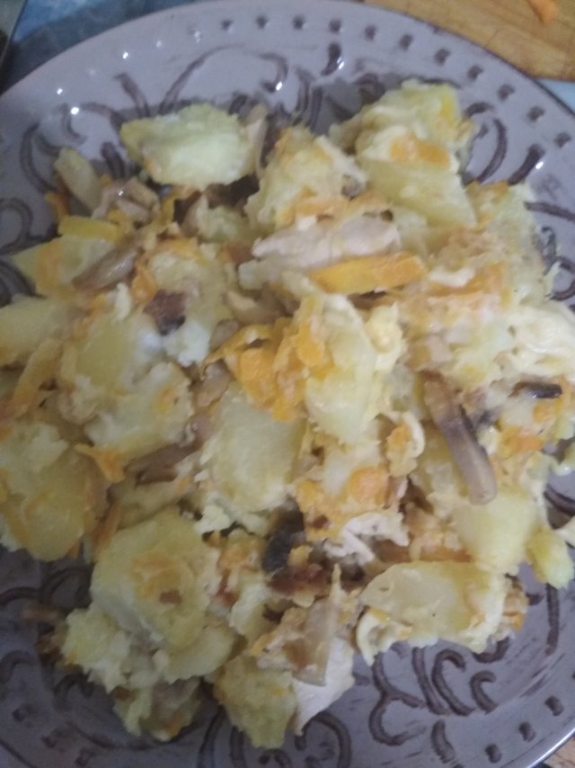 Картофель с курицей и грибами