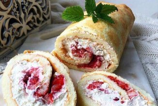 Воздушный рулет с клубникой