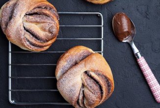 Сдобные булочки с шоколадной пастой