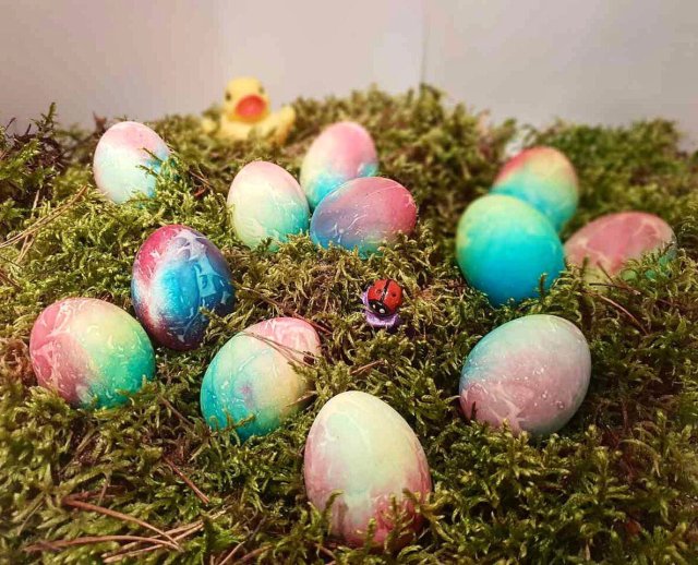 «Радужные яйца» для Пасхи