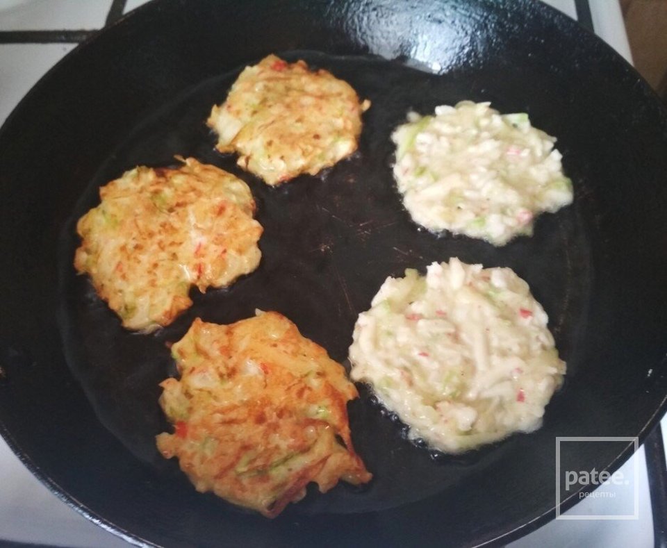 Оладушки из крабовых палочек - Шаг 4