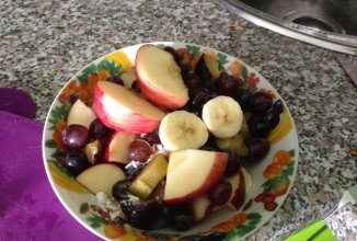 Фруктовый салат без йогурта с сахарной пудрой