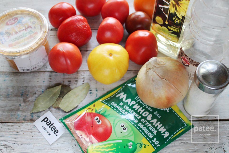 Салат из помидоров с луком на зиму - Шаг 1