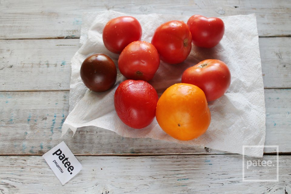 Салат из помидоров с луком на зиму - Шаг 2