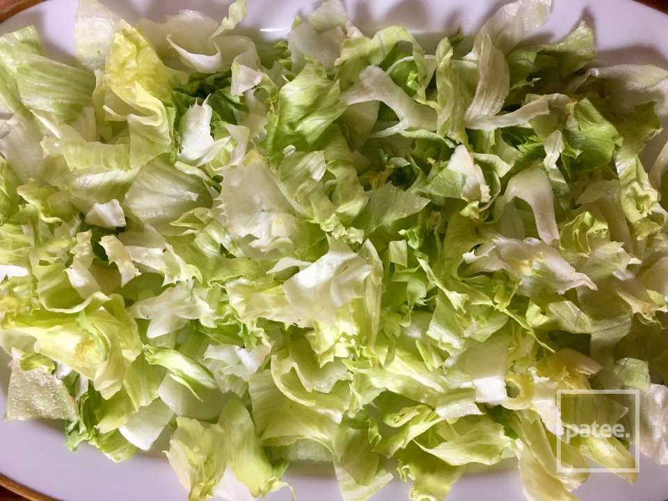 Зелёный салат с слабосолёной форелью. - Шаг 1