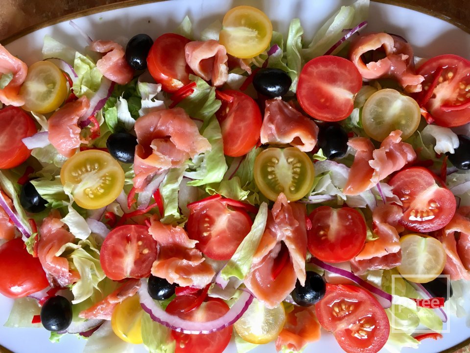 Зелёный салат с слабосолёной форелью. - Шаг 4