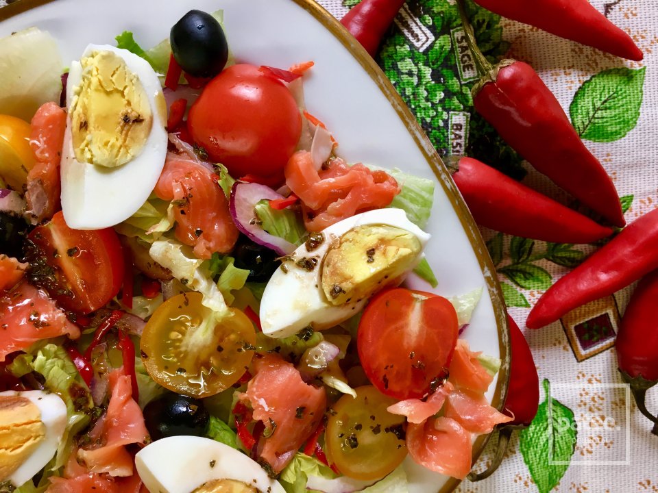 Зелёный салат с слабосолёной форелью. - Шаг 7