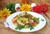 Овощное рагу с колбасками в духовке