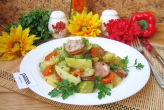 Овощное рагу с колбасками в духовке