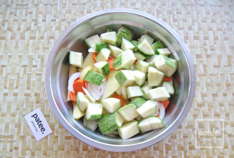 Овощное рагу с колбасками в духовке - Шаг 4