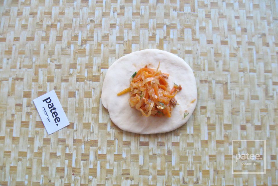 Пирожки с капустой и морковью в духовке - Шаг 7