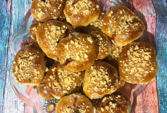 Булочки с посыпкой и джемом