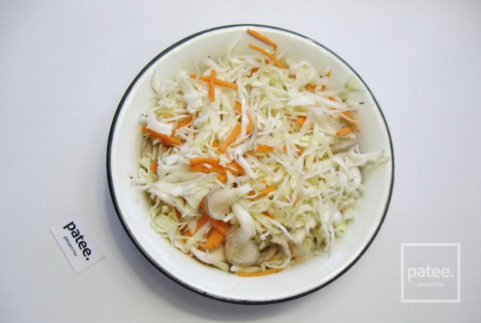 Капуста тушеная в рукаве в духовке - Шаг 8