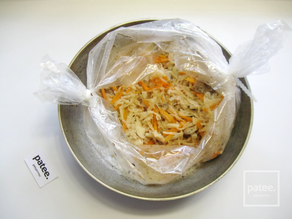 Капуста тушеная в рукаве в духовке - Шаг 10