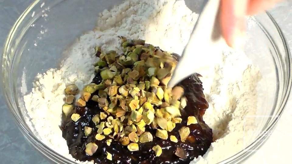 Кекс с финиками и орехами - Шаг 7