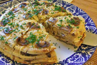 Блинный торт с грибами и сыром