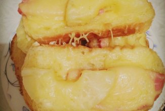 Горячие бутерброды с ананасами и колбасой.