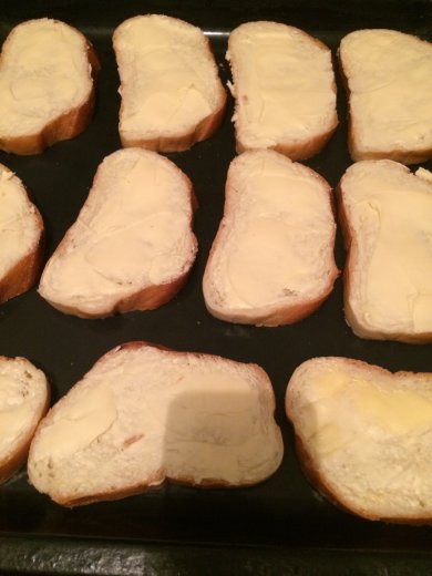 Горячие бутерброды с ананасами и колбасой. - Шаг 1