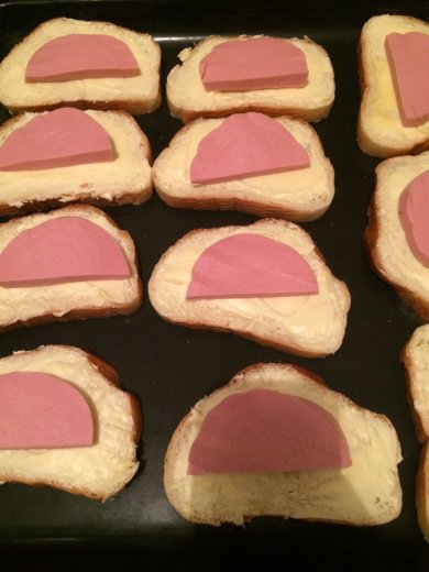 Горячие бутерброды с ананасами и колбасой. - Шаг 2