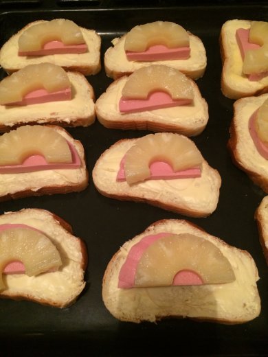 Горячие бутерброды с ананасами и колбасой. - Шаг 3