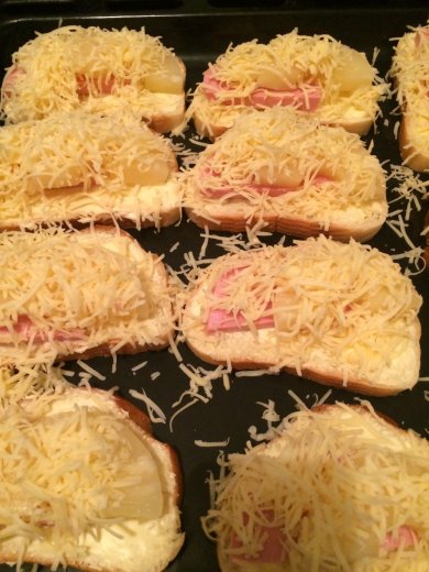 Горячие бутерброды с ананасами и колбасой. - Шаг 4