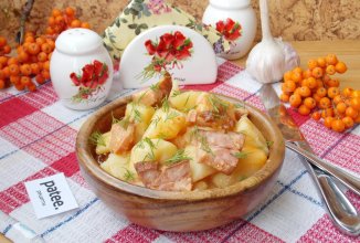 Тушеный картофель с копченой грудинкой