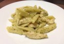 Паста с соусом песто и куриной грудкой
