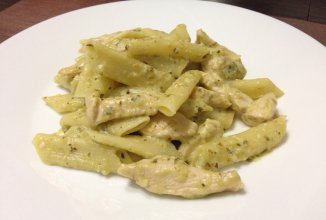 Паста с соусом песто и куриной грудкой