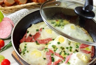 Яичница 🍳 с колбасой