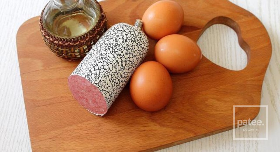 Яичница 🍳 с колбасой - Шаг 1