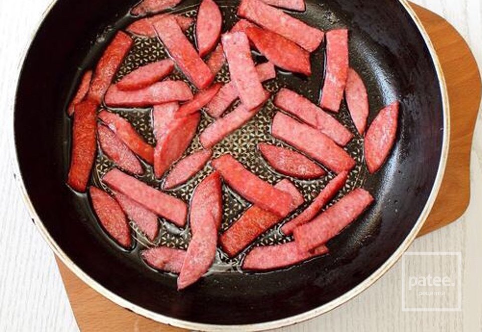 Яичница 🍳 с колбасой - Шаг 3
