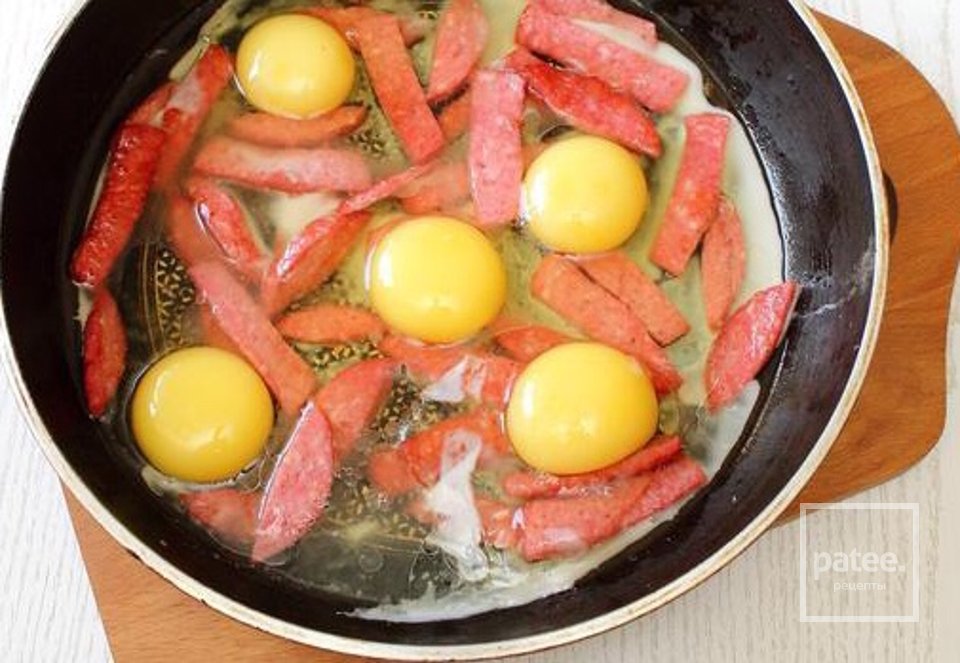 Яичница 🍳 с колбасой - Шаг 4