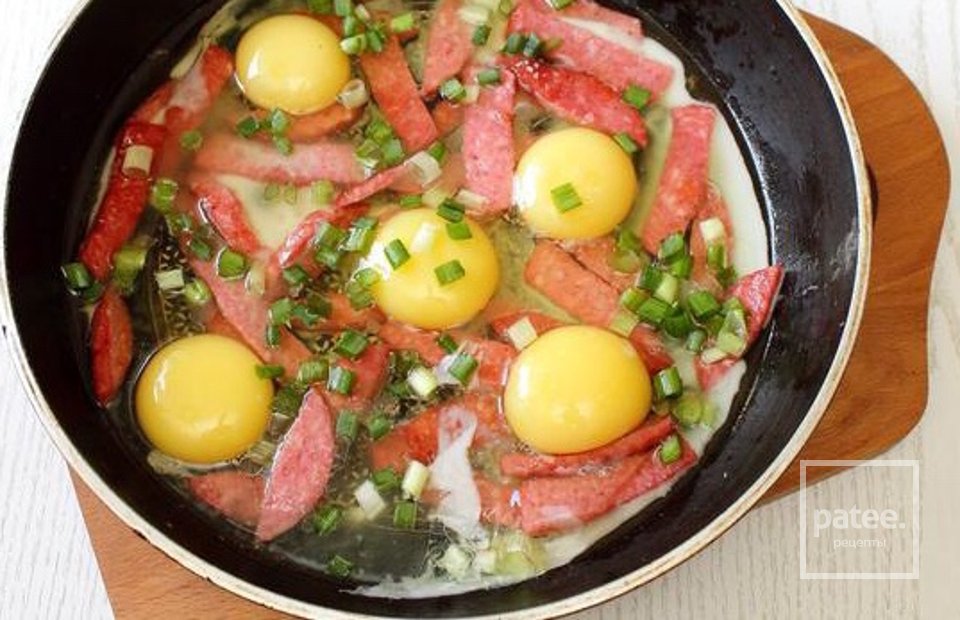 Яичница 🍳 с колбасой - Шаг 5