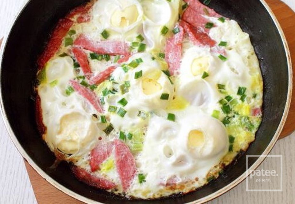 Яичница 🍳 с колбасой - Шаг 6